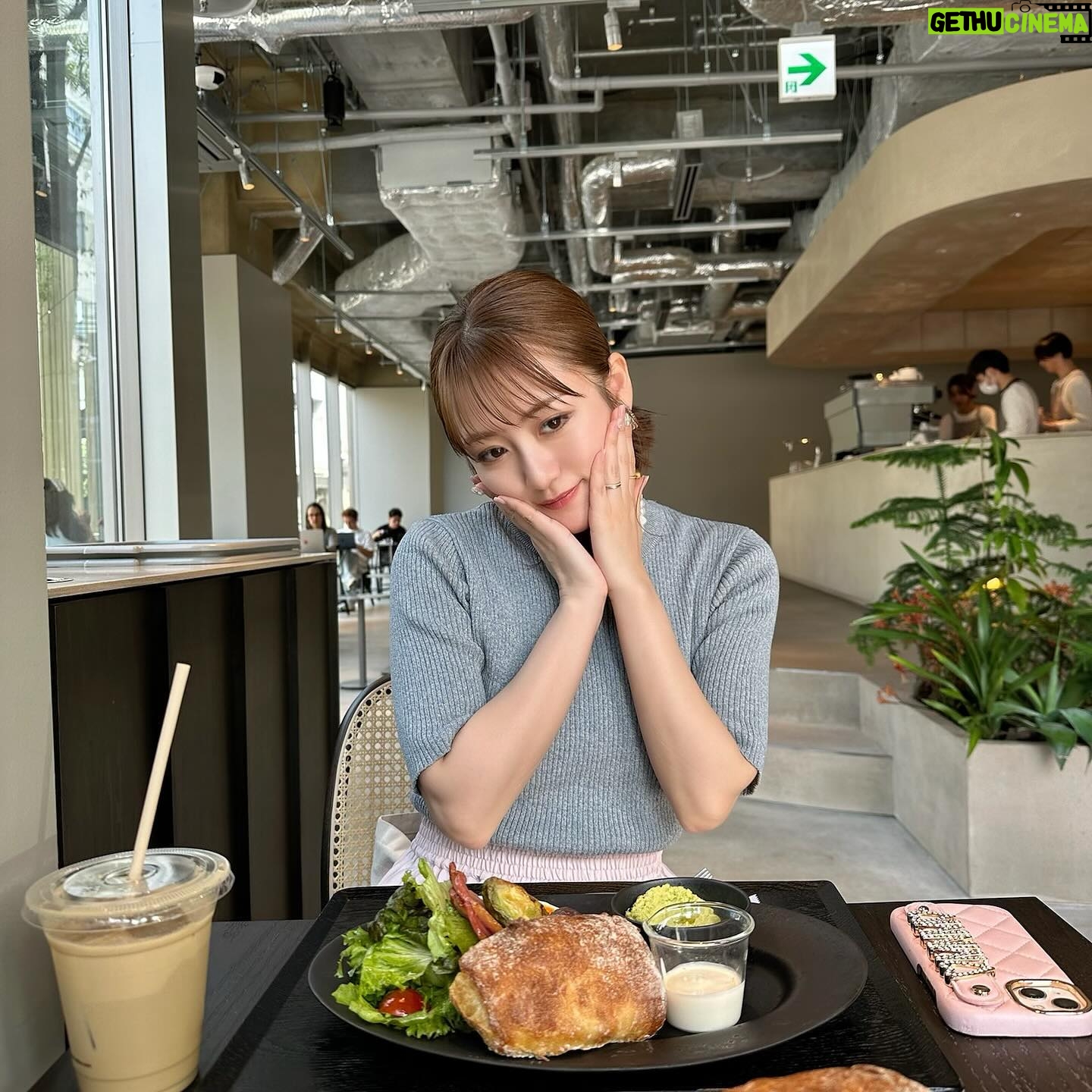 Minami Takahashi Instagram - 週末はだいぶ暑かったけど今日は雨ー🥹 気温差、気圧差凄い💦 写真は天気良かった日の☀️ #私服 1枚目 #tops @casa_fline #pants @maisonmargiela #sandal @yelloshoes_official #bag @jilsander #earring @lohmejewelry 4枚目 #tops @clane_official #pants @manof_official #bag @anteprima_japan #necklace #earring @lohmejewelry