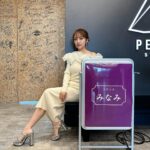 Minami Takahashi Instagram - 昨日はファンクラブイベント✨ 【スナックみなみ〜年忘れ大忘年会〜】でした🤗 会場がスナックにぴったりすぎて笑 皆んなと乾杯しながらトークにゲームにカラオケに凄い楽しかった😂✨ またこのイベントやりたいなー！ 1部は白衣装2部はネイビーでシックに🌙 大きな窓がある会場だったので陽が落ちると全然雰囲気が変わってそれもまた素敵だった🥺 当たった方もいらっしゃれば当たらなかった方もいらっしゃると思うので、また来年色んな形でイベントをやっていけたらなと思います✨ Faniconさんでファンクラブ開設していますので、気になる方ぜひに！ お越しくださった皆さんありがとうございましたー！！ #ファンクラブイベント #cheekyeyes #スナックみなみ #開店スタッフみなみ #fanicon 2部衣装👗 @amerivintege