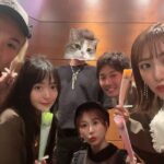 Minami Takahashi Instagram - 今回は結婚記念日の私達夫婦、 新婚ほやほやしーちゃんりょうくん夫婦♡ そして4月29日がお誕生日のひでさん、りえちゃん夫婦🎂✨ 3家族皆んなで鉄板焼きディナーしました✨🥺 とっても幸せな時間だったんだけど、凡ミスでひでさんの年齢を40だと思い込んで「本日40」って書いたタスキをお渡ししたら「みなみちゃんごめん41、、、」と言われたことww 本当にごめんなさいww 皆んな幸せ仲良しで最高☺️🤤✨ #結婚記念日 #結婚5周年 #新婚さん #happybirthday #anniversary #thankyou