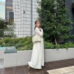 Minami Takahashi Instagram - 昨日は季節外れの暖かさだったのに、今日はまた一気に寒くなりましたね🥹 昨日はせっかくならと春物を着てみました🌸 アウター無しで余裕だったから足元もサンダル😂 今日からまた冬物を着こんで身体を守りたいと思います！ 寒暖差凄いし花粉も凄いし注意することが沢山💦 皆さんも気をつけてお過ごして下さいねー！ #私服 #tops #onepiece #sandal @elendeek #bag @osoi_official #earring #ring #accessory @stellarhollywood