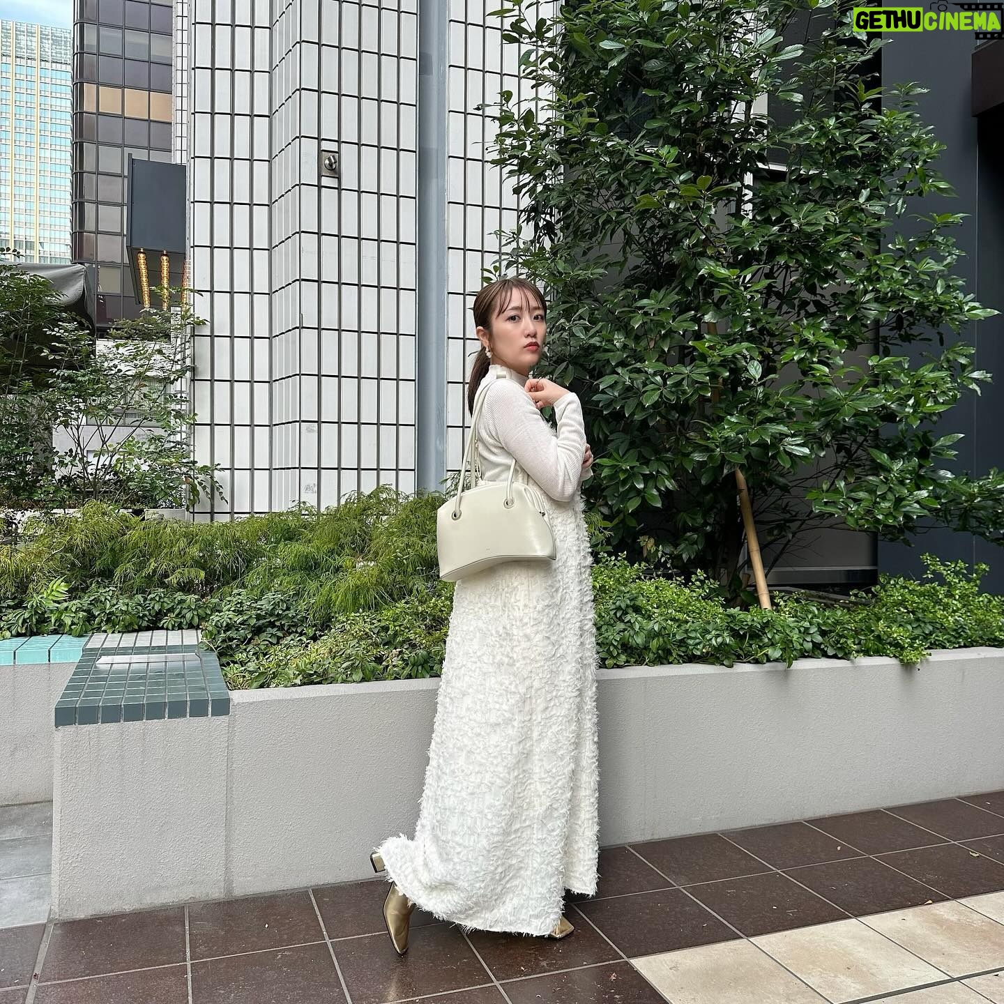 Minami Takahashi Instagram - 昨日は季節外れの暖かさだったのに、今日はまた一気に寒くなりましたね🥹 昨日はせっかくならと春物を着てみました🌸 アウター無しで余裕だったから足元もサンダル😂 今日からまた冬物を着こんで身体を守りたいと思います! 寒暖差凄いし花粉も凄いし注意することが沢山💦 皆さんも気をつけてお過ごして下さいねー! #私服 #tops #onepiece #sandal @elendeek #bag @osoi_official #earring #ring #accessory @stellarhollywood