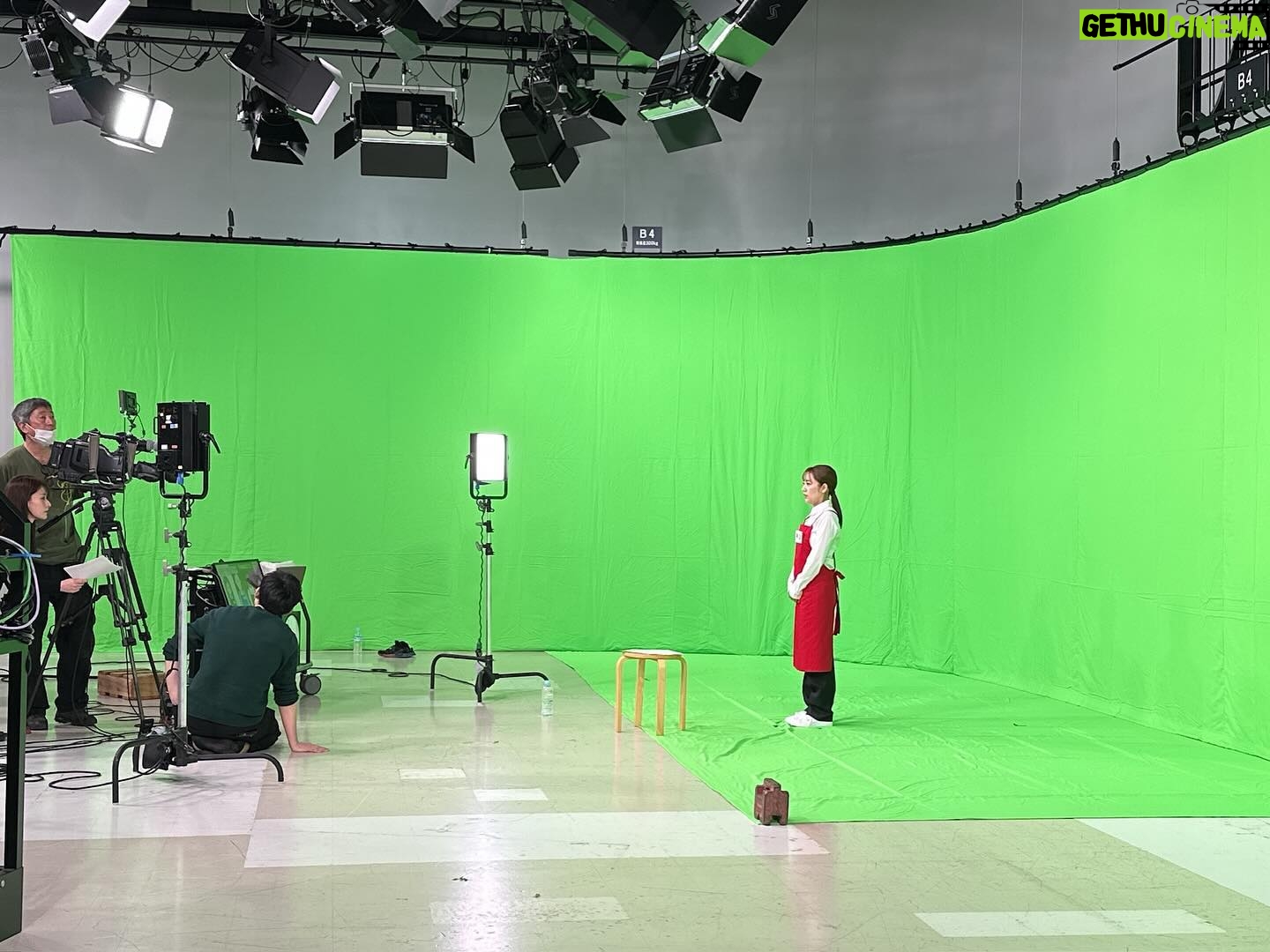 Minami Takahashi Instagram - TBS ジョブチューン 人気急上昇!大ヒット商品のヒミツぶっちゃけSP✨ 大阪王将 「羽根つき餃子」の“フタいらず”開発にむけた再現ドラマ 開発部員リーダーの平山さん役を担当させていただきました🥟✨ 番組初の試みということで全合成のクロマキー撮影😂! ずっと1人で喋っていたので心細かったですが、顔もう少し右向きでー!とスタッフの皆さんと細やかな連携をとりながら撮影させていただきました✨ まさかのどりょむく大阪王将verもwww 楽しい経験をありがとうございました😊 #ジョブチューン #tbs #tv #大阪王将