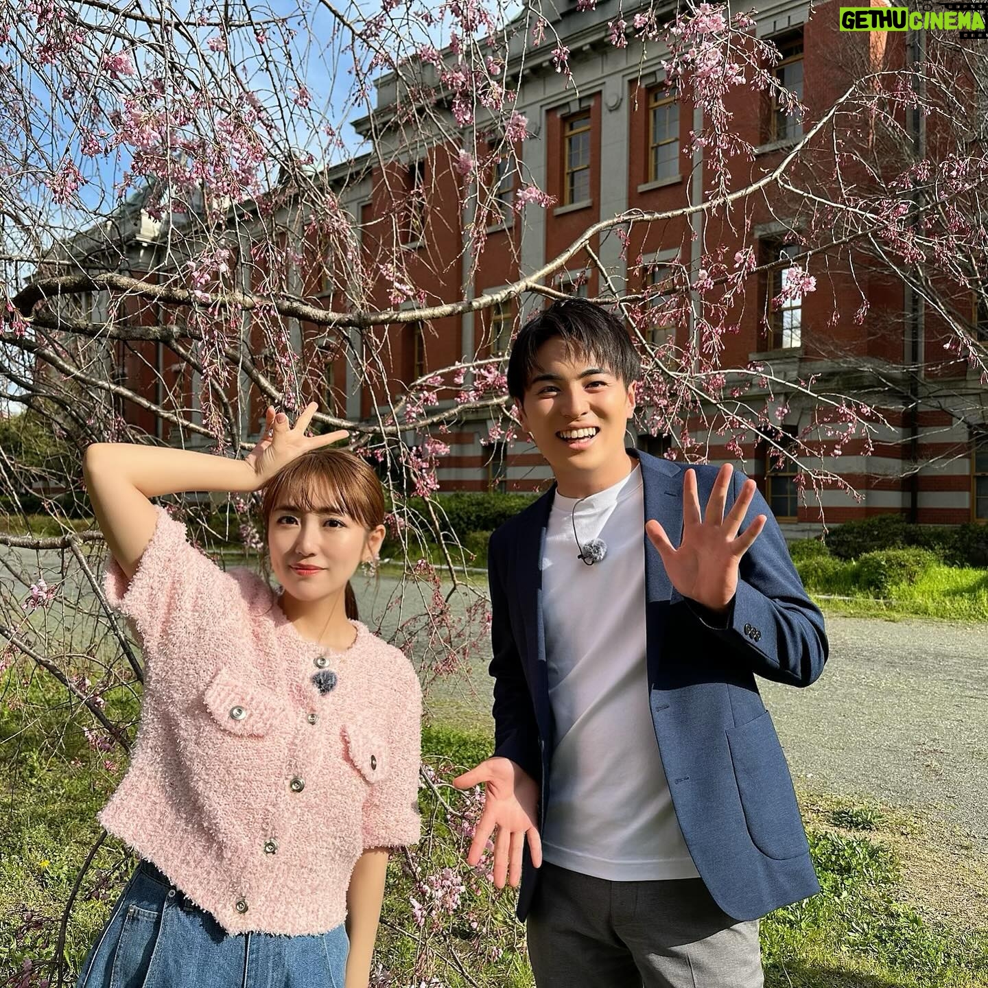 Minami Takahashi Instagram - 東海テレビ スイッチ! 今週もありがとうございました🥺✨ 【あの有名人が愛した名店】✨ ありがたいことに好評らしく🤤 2回目のロケに鈴木くんと行ってきましたー! 山田屋 かつカレー丼 餃子の香蘭園 焼餃子 御菓子司(つかさ) 福岡屋 いちご大福🍓 どれも最高に美味しかったです✨ ごちそうさまでした! #スイッチ #東海テレビ #tv 衣装👗 トップス @lanvin_en_bleu_womens スカート @cocodeal_official イヤリング @anemone_official パンプス @dianashoespress ロケ衣装 カーディガン・ジャケット @cocodeal_official デニムパンツ @labelleetude_official イヤリング @f_glass_accessory