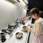 Minami Takahashi Instagram - 4月〜6月シーズンゲストとして出演させていただいていますBS12「ハワイに恋して！」🌺 今回移動はデルタ航空さんにお世話になりました✈️✨ 出発前にはデルタ スカイクラブで豪華なビュッフェをいただいたり、のんびり過ごさせていただきました☺️ ビュッフェのカレーが美味しすぎて🤤 まさかの素敵なバーカウンターまであって驚きでした！ カクテル作ってもらっちゃった🍸✨ #デルタ航空 #デルタプレミアムセレクト #PR #ハワイに恋して #ハワ恋 #BS12