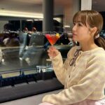 Minami Takahashi Instagram - 4月〜6月シーズンゲストとして出演させていただいていますBS12「ハワイに恋して！」🌺 今回移動はデルタ航空さんにお世話になりました✈️✨ 出発前にはデルタ スカイクラブで豪華なビュッフェをいただいたり、のんびり過ごさせていただきました☺️ ビュッフェのカレーが美味しすぎて🤤 まさかの素敵なバーカウンターまであって驚きでした！ カクテル作ってもらっちゃった🍸✨ #デルタ航空 #デルタプレミアムセレクト #PR #ハワイに恋して #ハワ恋 #BS12