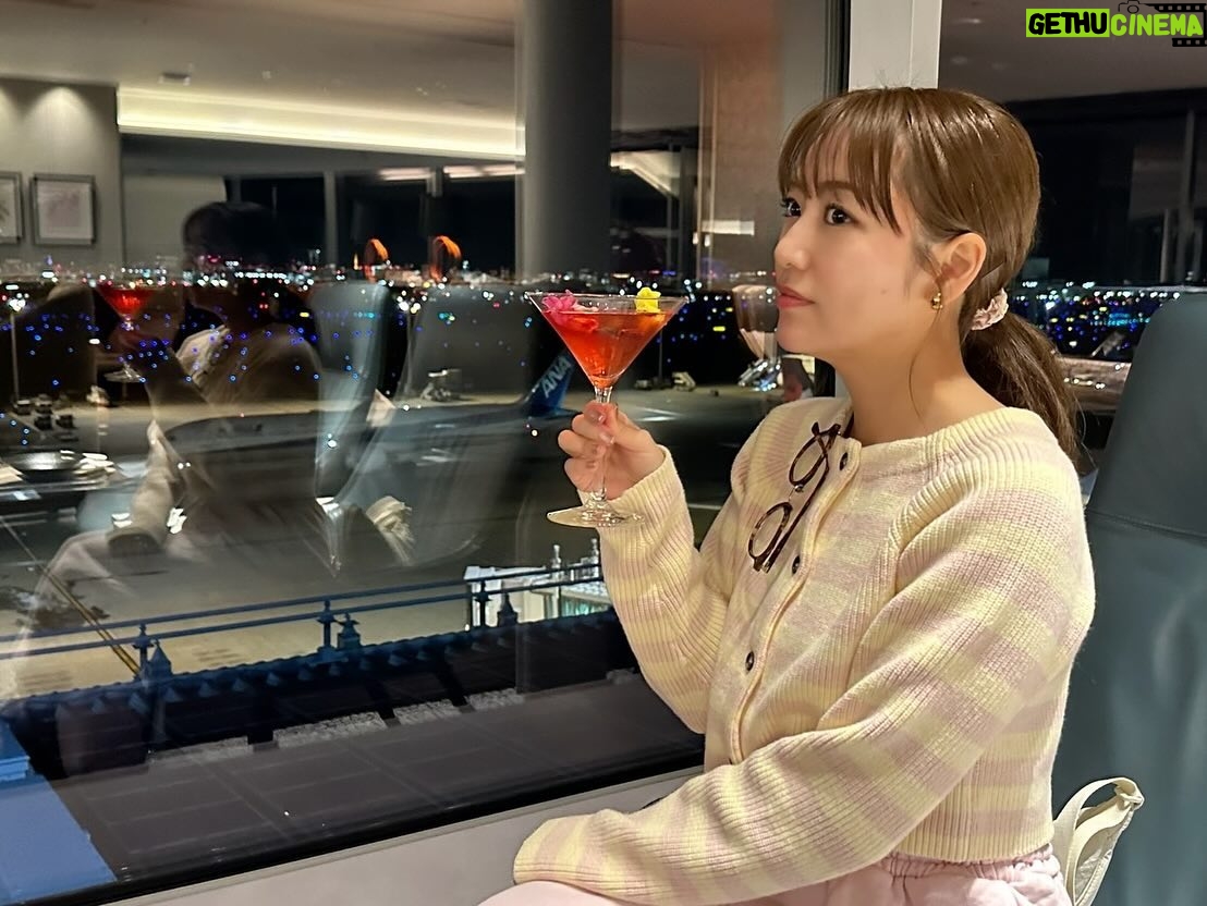 Minami Takahashi Instagram - 4月〜6月シーズンゲストとして出演させていただいていますBS12「ハワイに恋して!」🌺 今回移動はデルタ航空さんにお世話になりました✈️✨ 出発前にはデルタ スカイクラブで豪華なビュッフェをいただいたり、のんびり過ごさせていただきました☺️ ビュッフェのカレーが美味しすぎて🤤 まさかの素敵なバーカウンターまであって驚きでした! カクテル作ってもらっちゃった🍸✨ #デルタ航空 #デルタプレミアムセレクト #PR #ハワイに恋して #ハワ恋 #BS12