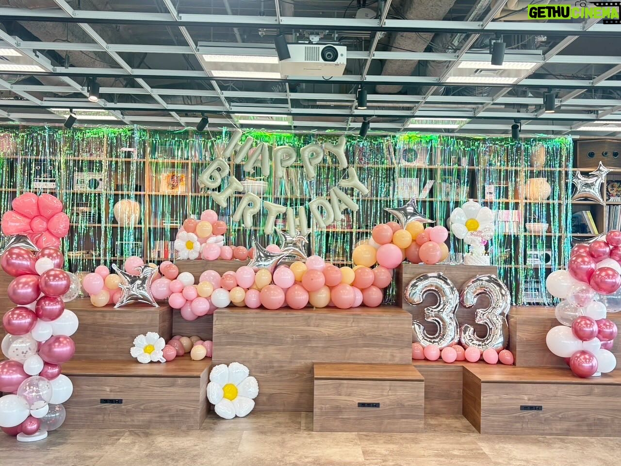 Minami Takahashi Instagram - ファンクラブCheeky eyes MINAMI TAKAHASHI Birthday Talk Event 2024✨✨ 2部はピンク衣装を🌸 会場の飾り付けはチームみなみ(マネージャー、スタイリストさん、メイクさん)が全力でやってくれました! 凄すぎる😂🥹✨ 今年も沢山イベントやりたいなー! 皆さんぜひ遊びにきてくださいね✨ 33歳も楽しみながら頑張ります🥺 みんなお祝いしてくれてありがとー✨✨ #みなみバースデー33 #ファンクラブイベント #cheekyeyes #バースデーイベント #fanicon 衣装👗 ワンピース @dreamsisterjane イヤリング @shirochocolate サンダル @dianashoespress