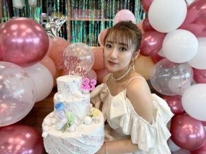 Minami Takahashi Instagram - ファンクラブCheeky eyes
MINAMI TAKAHASHI Birthday Talk Event 2024✨✨
お越しくださった皆さんありがとうございました🌸🥺

今年初の対面イベント！
久しぶりに皆さんにお会いできて嬉しかったです✨
ゆる企画にカオス企画に盛り沢山でお届けしました😂
楽しんでいただけていたら幸いです！

1部は白衣装でしたー✨🤗

#みなみバースデー33
#ファンクラブイベント
#cheekyeyes
#バースデーイベント

衣装👗
ワンピース
@honeymihoney_official
チョーカー　ブレスレット
@niita_official
イヤリング
@ohrorajewelry
サンダル
@dianashoespress