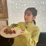 Minami Takahashi Instagram - テレビ朝日 「じゅん散歩」内で放送されている茨城の新しい魅力をお届けする「いばらき推し」に出演させていただきました☺️✨ 「新ブランド“常陸牛 煌(きらめき)”と生産者」 「極上の新ブランド“常陸牛 煌”」 「常陸国天然まがも」 そして明日はラスト！ 「茨城の冬の味覚！あんこう鍋」✨ どれもとても美味しくて改めて茨城の魅力に気づきました🤗✨✨ テレビ朝日で10時20分頃から放送です！ ぜひご覧ください🥺 #いばらき推し #茨城県 衣装👗 コート・ニット・スカート @lilliancarat_official