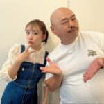 Minami Takahashi Instagram - 昨日は「クロフェス2024 ～5周年だよ！全員集合！だしん！～」にゲストMCとして出演させていただきました✨ ステージ上で輝くアイドルちゃん達最高✨ お天気にも恵まれて良かった☀️🥺 改めてクロフェス5周年おめでとうございます！ 全員ではないけれど沢山のアイドルちゃんと会えて話せて楽しかった✨ 楽屋はクロと隣だったんだけどクロの部屋覗いたらリチも菊地さんもいた笑 楽しげメンツすぎる😂✨ キッチンカーにはクロコラボも！ クロコロは黒ゴマ推しです🤤✨ 今日も良きクロフェスになりますようにー！ クロ頑張ってー✨🤗 #クロフェス2024 #クロフェス #クロちゃん 衣装👗 トップス・ビスチェ・スカート @lilliancarat_official