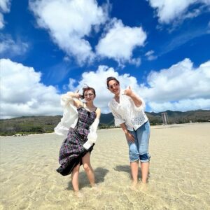 Minami Takahashi Instagram - BS12 「ハワイに恋して！」
4月〜6月シーズンゲストとして出演させていただいてます✨🌺

今回はドライブで行く映えスポット巡りー✨🚗
ハワイの映えスポットで写真を撮りまくりました😂✨
本日5月5日18時から！
ぜひご覧ください✨🥺

#ハワイに恋して
#ハワ恋
#BS12
#ハワイ

衣装👗
シャツ
＠elendeek
トップス　スカート
@amerivintage
イヤリング
@angel_kobo_