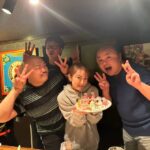Minami Takahashi Instagram - 先日盛大に誕生日会をしてもらったのに 夫から「後夜祭もあります！」と言われ、昨日お店に行ったらクロちゃん三銃士➕夫の会合でしたww 春のおじ祭り🌸😂 最高楽しかった！！皆んなありがとー✨✨ 沢山食べて飲んだお誕生日週間🎂 そろそろ普通の食生活に戻さねば！！ #birthday #birthdayparty #誕生日 #33 #クロちゃん三銃士 #thankyou