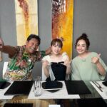 Minami Takahashi Instagram - BS12「ハワイに恋して！」 4月〜6月シーズンゲストとして出演させていただいています✨ お仕事でハワイに行けるなんて最高すぎるー！ しかも本当にこれお仕事ですか！？ってくらい楽しませてもらいました🥺✨ 4月7日の放送では「絶品ステーキ食い倒れツアー」と題して大好きなお肉をひたすら食べさせてもらいました🤤✨ どこもおいしすぎたー！ TVerで期間限定見逃し配信中ですので、ぜひチェックしてくださいね🌺✨ #ハワイに恋して #ハワ恋 #BS12 #ハワイ 衣装👗 ワンピース @ecrel_official イヤリング @angel_kobo_