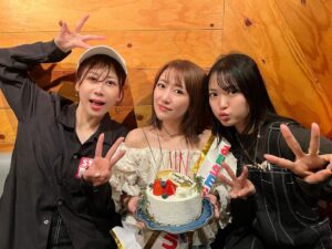 Minami Takahashi Instagram - 皆さんお祝いのメッセージありがとうございます✨☺️

週末は大好きなお友達たちがお祝いしてくれました！
準備してくれた夫とお友達たちに本当に感謝🥹✨
みんながいるから日々楽しく過ごせてます！
これからも夫婦共々仲良くしてください🌸
みんならぶだよー！

#birthday
#birthdayparty 
#誕生日
#33
#thankyou
#friends