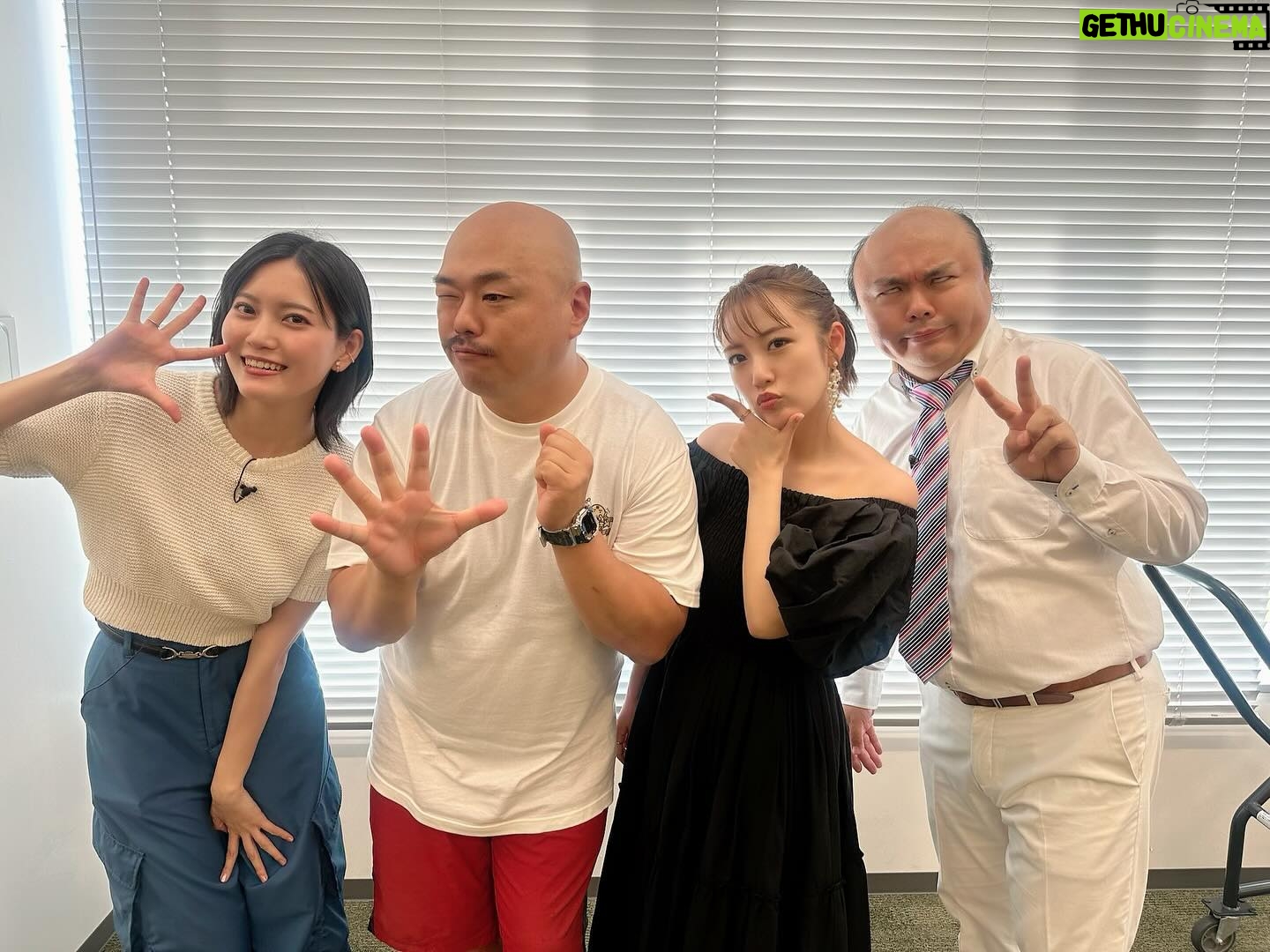 Minami Takahashi Instagram - 昨日は「クロフェス2024 ~5周年だよ!全員集合!だしん!~」にゲストMCとして出演させていただきました✨ ステージ上で輝くアイドルちゃん達最高✨ お天気にも恵まれて良かった☀️🥺 改めてクロフェス5周年おめでとうございます! 全員ではないけれど沢山のアイドルちゃんと会えて話せて楽しかった✨ 楽屋はクロと隣だったんだけどクロの部屋覗いたらリチも菊地さんもいた笑 楽しげメンツすぎる😂✨ キッチンカーにはクロコラボも! クロコロは黒ゴマ推しです🤤✨ 今日も良きクロフェスになりますようにー! クロ頑張ってー✨🤗 #クロフェス2024 #クロフェス #クロちゃん 衣装👗 トップス・ビスチェ・スカート @lilliancarat_official