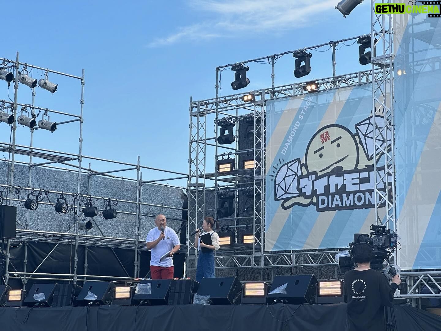 Minami Takahashi Instagram - 昨日は「クロフェス2024 ~5周年だよ!全員集合!だしん!~」にゲストMCとして出演させていただきました✨ ステージ上で輝くアイドルちゃん達最高✨ お天気にも恵まれて良かった☀️🥺 改めてクロフェス5周年おめでとうございます! 全員ではないけれど沢山のアイドルちゃんと会えて話せて楽しかった✨ 楽屋はクロと隣だったんだけどクロの部屋覗いたらリチも菊地さんもいた笑 楽しげメンツすぎる😂✨ キッチンカーにはクロコラボも! クロコロは黒ゴマ推しです🤤✨ 今日も良きクロフェスになりますようにー! クロ頑張ってー✨🤗 #クロフェス2024 #クロフェス #クロちゃん 衣装👗 トップス・ビスチェ・スカート @lilliancarat_official