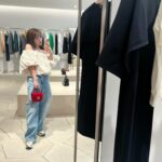 Minami Takahashi Instagram - 誕生日前に髪切りました😊✨ 切ろう切ろうとずっと思ってたんだけど、中々タイミング合わずやっと！ 久しぶりに短くすると髪乾かすのが楽すぎてびっくり笑 @abbey_shinpei さんありがとうございました🌸 そして昨日は大好きなお友達たちがお祝いしてくれて最高すぎた🥺 その投稿はまた別日に✨ #私服 #tops @amerivintage #pants @maisonmargiela #bag @celine #shoes @chanelofficial #necklace @plusvendome_official