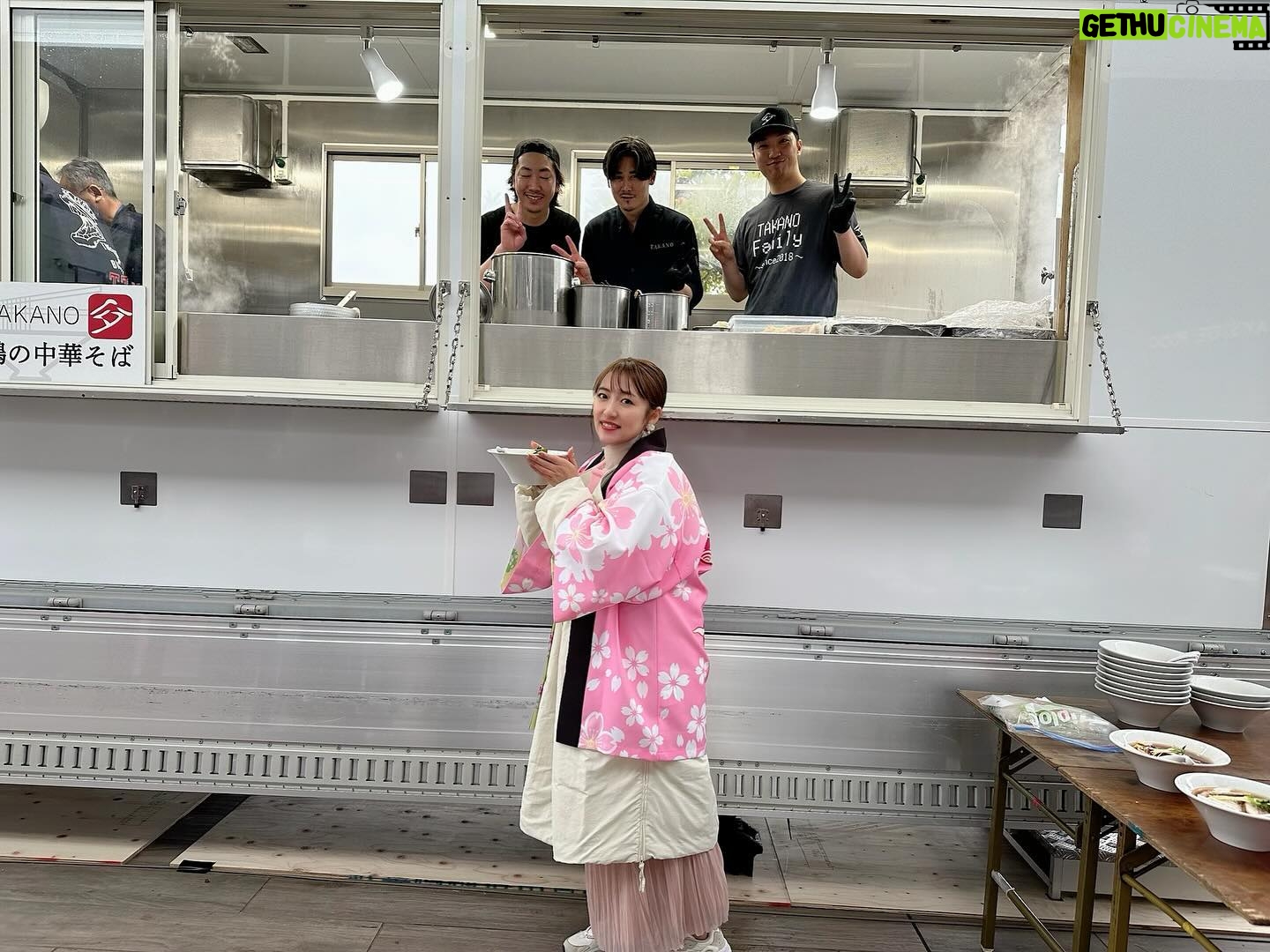 Minami Takahashi Instagram - テレビ東京 「最強大食い王決定戦2024」✨ MC務めさせていただきました☺️ 日本&世界の歴戦の大食いファイターが参戦! 予想できない展開の数々にとても興奮しました🥺!! 前回大会で悔しい思いをされた選手が今大会に向けてレベルアップしていたり、戦いながら強くなる選手、女王の意地、二連覇をかける王者。立ち塞がる海外の壁!! 本気で戦う人達のかっこよさたるや!! 素晴らしい戦いを選手の皆さんありがとうございました✨✨😭 そしてご協力いただきましたお店の皆さん、声援を送ってくださった皆さんありがとうございました🥹! 2枚目の写真はゲストのゆめぽてちゃんと♡ #大食い王決定戦2024 #大食い王 #テレビ東京 #tv 衣装👗 1日目 トップス・スカート @maisonspecial_women イヤリング @haku_fleur 2日目 ニット @doublestandard_official スカート @stola.jp 3日目 ピンクニット・スカート @lounie_jp シアートップス @cocodeal_official イヤリング @angel_kobo_