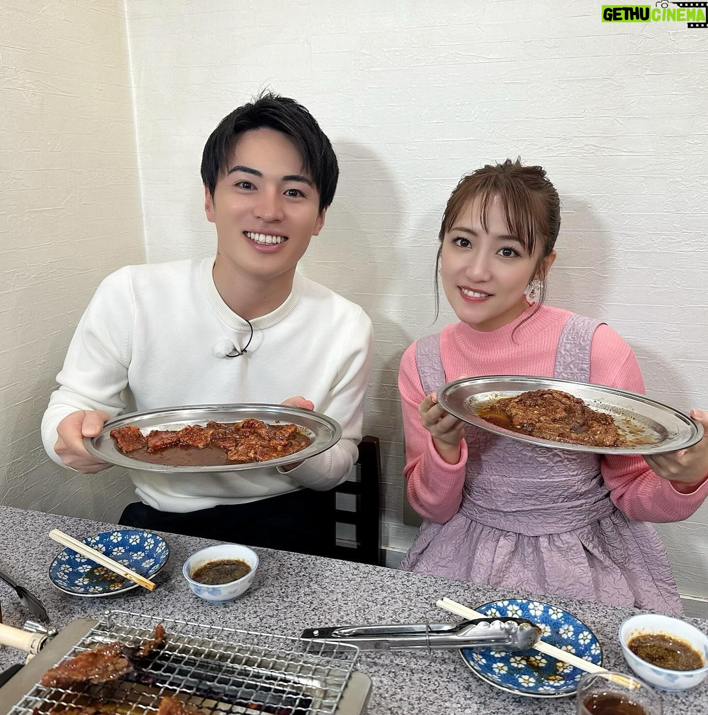 Minami Takahashi Instagram - 東海テレビ スイッチ! 今週もありがとうございました🥺✨ 今回は鈴木くんと一緒に、 有名人が愛した名店と題してロケをしてきました🤗 天ぷらかき揚げ 光村さんのかき揚げ丼に野菜の天ぷら🍤 焼肉 眞佐可さんの黒毛和牛ヒレ 芳光さんのわらび餅! どれも素晴らしく美味しかったです🤤✨✨ またロケ行きたいなー! ごちそうさまでした🥺 #スイッチ #東海テレビ #tv 衣装👗 トップス・スカート @maisonspecial_women イヤリング @anemone_official ロケ衣装👗 コート @vannie__u ニット ビスチェ @elendeek スカート @birthdayroom_official イヤリング @angel_kobo_