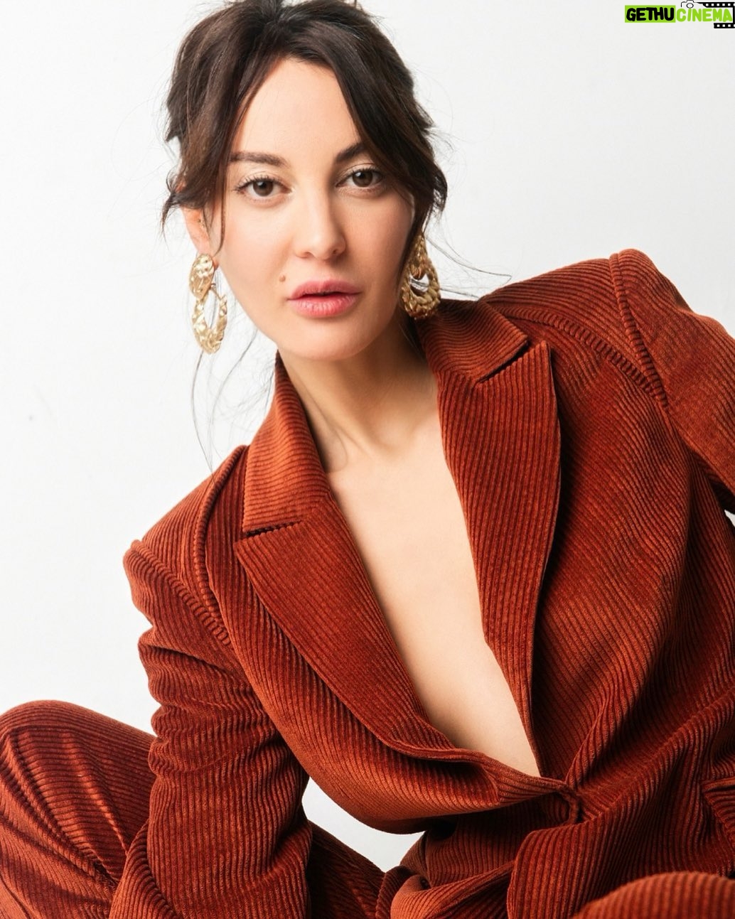 Mine Kılıç - 4.5K Likes - Ucubesin dizayn
Gudubetsin düzen. .
Photo: @yurtbayenes ❤️
Styling: @sanarangrazz 🌹 @seebe.istanbul