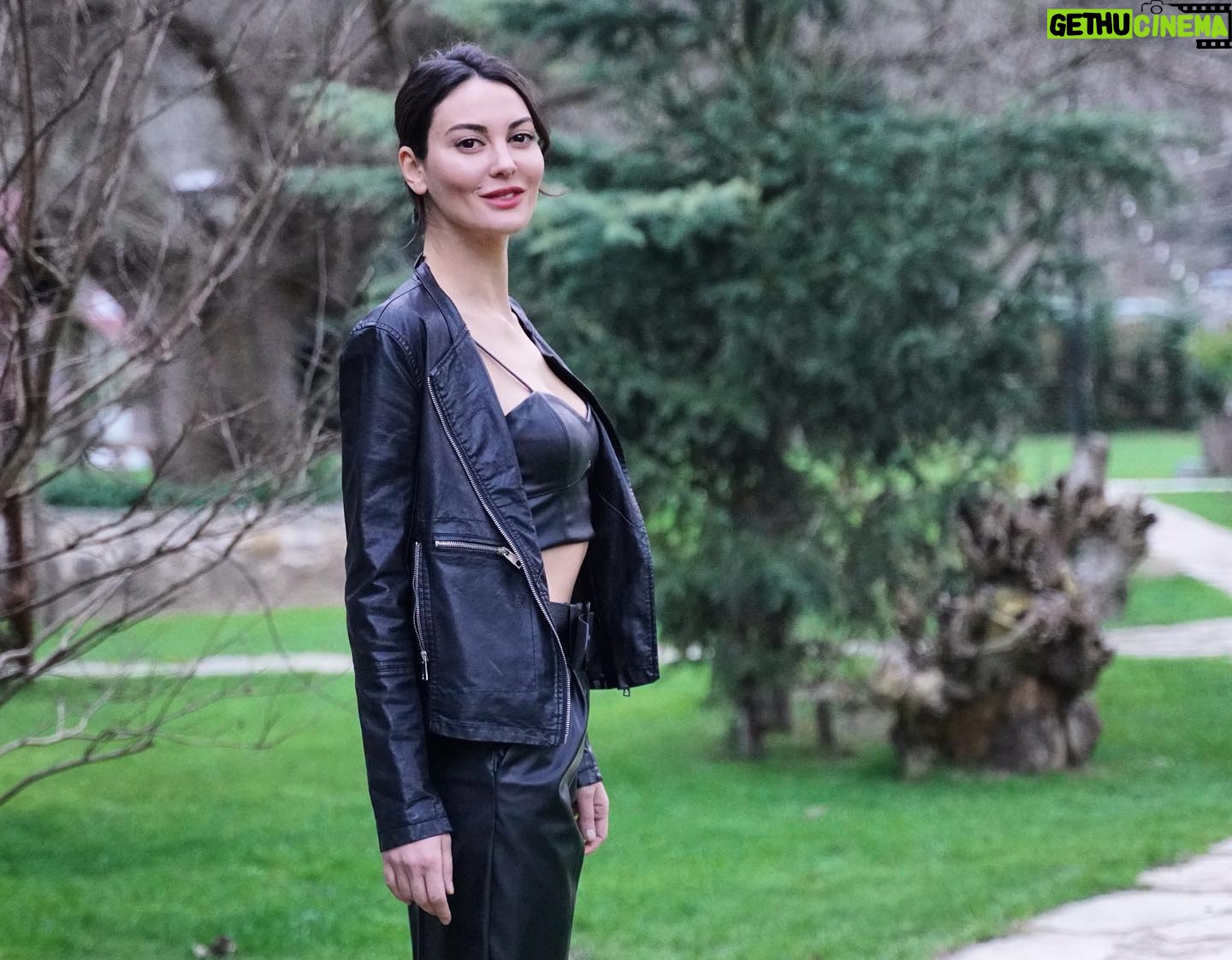 Mine Kılıç - 6K Likes - Röportaj ı okumak isteyenlere link;
https://www.fox.com.tr/Kefaret/haber/2903/Mine-Kilic-sizler-icin-yanitladi
Tam Arzu’ya layık bu fotoğraf için röportaj fotoğrafımızı çeken @yigitdanaci ya pek çok sevgiler:)