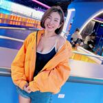 Mini Chao Instagram - 我愛我的愛笑眼睛～ 👀 我在哪？～今日穿搭很陽光 4月份 我就要38歲了～🎂 我要繼續當個小辣妹 ～🤣 攝影師很有愛 @qqshanny