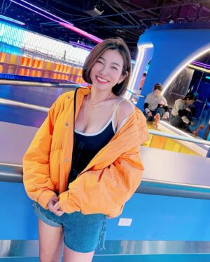 Mini Chao Instagram - 我愛我的愛笑眼睛～ 👀
我在哪？～今日穿搭很陽光
4月份 我就要38歲了～🎂
我要繼續當個小辣妹 ～🤣

攝影師很有愛 @qqshanny