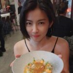 Mini Chao Instagram - 今天要吃少一點 ，因為明天要穿很漂亮⋯🥹 #女明星的技能開啟 #美美的 #喝水日
