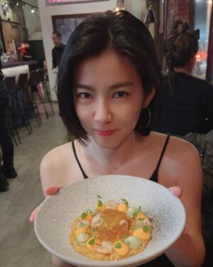 Mini Chao Instagram - 今天要吃少一點 ，因為明天要穿很漂亮⋯🥹

#女明星的技能開啟
#美美的 #喝水日
