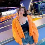 Mini Chao Instagram - 我愛我的愛笑眼睛～ 👀 我在哪？～今日穿搭很陽光 4月份 我就要38歲了～🎂 我要繼續當個小辣妹 ～🤣 攝影師很有愛 @qqshanny