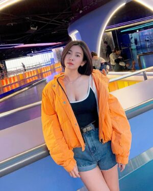 Mini Chao Instagram - 我愛我的愛笑眼睛～ 👀
我在哪？～今日穿搭很陽光
4月份 我就要38歲了～🎂
我要繼續當個小辣妹 ～🤣

攝影師很有愛 @qqshanny