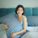 Mini Chao Instagram – 平常我喜歡在床上慵懶地看書，放空心情💛
床這件事情對我來說非常的重要❗️除了要有好的床墊之外，床單的材質也很重要，我跟寢具接觸的時間也特別長，在體驗許多材質之後，才發現天絲能讓我享受裸睡的自由感，就像是親近大自然一般，無拘無束，可以完全放鬆~

黑寶和錢錢也是超懂享受超級喜歡的💕天絲材質是我第一個選擇～接觸皮膚的輕滑感沒有任何的厚重，很適合生活壓力大或者是不容易睡眠、想要徹底放鬆的朋友們來感受🥰🥰🥰

最近換上了「安庭家居」的60支天絲100%萊賽爾纖維寢具，有多好睡呢？
天絲萊賽爾纖維具有卓越的濕氣調節能力，讓每一次的睡眠都舒適乾爽，而且天絲最吸引人的特點是細膩柔滑，如果你想感受超越擁抱的親膚感，真的推薦來體驗天絲帶來的裸睡感✨

更令人驚喜的是，安庭家居以素色寢具為主軸，提供豐富的顏色選擇🎨
床包、被套、枕套等都能分開挑選，簡單來說，有上萬種色彩組合可以自由搭配，
每種顏色均對應一個Pantone色號，使臥室裝潢搭配更為輕鬆方便🫶
60支天絲更是擁有市面上最多的51種顏色，
其中包括經典色系、超人氣奶茶色系、莫蘭迪色系等。
不擅長搭配也沒關係，官網超貼心的推出了搭配建議和雙色配，也提供「 線上床寢配色師 」諮詢服務~
另外大家很在意的，畢竟是每天貼身接觸的生活用品~~~安庭家居天絲產品皆有奧地利蘭精公司的雙向聯名吊卡及通過SGS認證，睡起來更安心~

如果你喜歡睡眠儀式感，想找尋更好的睡眠，「AnD HOUSE 安庭家居」會是你的最佳選擇💗
睡眠是每天都要面對的狀態與問題，為了讓每個朋友都能迅速享受到優質睡眠💤
他們提供快速出貨，也能用宅配跟超取收貨📦
是不是超級棒的阿😍👍

現在到 『 素色寢具第一品牌 AnD HOUSE 安庭家居 』，搭配自己喜歡的床包配色吧~
https://andbed.tw/素色寢具自由搭配

💌官網限定米可白粉絲專屬信息：
•  3/13~3/27好朋友抽獎囉🎁
在此貼文下@一位好友並留言你喜歡的顏色，就有機會獲得以下獎項
60支天絲自由搭配寢具共1組
40支天絲四季薄被共10入

•  3/13~3/20特別滿額禮💝
限定時間內滿499元並輸入折扣碼【米可白好朋友】
送200織純棉衛生紙掛袋1入(數量有限，送完即止)