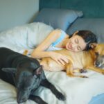 Mini Chao Instagram – 平常我喜歡在床上慵懶地看書，放空心情💛
床這件事情對我來說非常的重要❗️除了要有好的床墊之外，床單的材質也很重要，我跟寢具接觸的時間也特別長，在體驗許多材質之後，才發現天絲能讓我享受裸睡的自由感，就像是親近大自然一般，無拘無束，可以完全放鬆~

黑寶和錢錢也是超懂享受超級喜歡的💕天絲材質是我第一個選擇～接觸皮膚的輕滑感沒有任何的厚重，很適合生活壓力大或者是不容易睡眠、想要徹底放鬆的朋友們來感受🥰🥰🥰

最近換上了「安庭家居」的60支天絲100%萊賽爾纖維寢具，有多好睡呢？
天絲萊賽爾纖維具有卓越的濕氣調節能力，讓每一次的睡眠都舒適乾爽，而且天絲最吸引人的特點是細膩柔滑，如果你想感受超越擁抱的親膚感，真的推薦來體驗天絲帶來的裸睡感✨

更令人驚喜的是，安庭家居以素色寢具為主軸，提供豐富的顏色選擇🎨
床包、被套、枕套等都能分開挑選，簡單來說，有上萬種色彩組合可以自由搭配，
每種顏色均對應一個Pantone色號，使臥室裝潢搭配更為輕鬆方便🫶
60支天絲更是擁有市面上最多的51種顏色，
其中包括經典色系、超人氣奶茶色系、莫蘭迪色系等。
不擅長搭配也沒關係，官網超貼心的推出了搭配建議和雙色配，也提供「 線上床寢配色師 」諮詢服務~
另外大家很在意的，畢竟是每天貼身接觸的生活用品~~~安庭家居天絲產品皆有奧地利蘭精公司的雙向聯名吊卡及通過SGS認證，睡起來更安心~

如果你喜歡睡眠儀式感，想找尋更好的睡眠，「AnD HOUSE 安庭家居」會是你的最佳選擇💗
睡眠是每天都要面對的狀態與問題，為了讓每個朋友都能迅速享受到優質睡眠💤
他們提供快速出貨，也能用宅配跟超取收貨📦
是不是超級棒的阿😍👍

現在到 『 素色寢具第一品牌 AnD HOUSE 安庭家居 』，搭配自己喜歡的床包配色吧~
https://andbed.tw/素色寢具自由搭配

💌官網限定米可白粉絲專屬信息：
•  3/13~3/27好朋友抽獎囉🎁
在此貼文下@一位好友並留言你喜歡的顏色，就有機會獲得以下獎項
60支天絲自由搭配寢具共1組
40支天絲四季薄被共10入

•  3/13~3/20特別滿額禮💝
限定時間內滿499元並輸入折扣碼【米可白好朋友】
送200織純棉衛生紙掛袋1入(數量有限，送完即止)