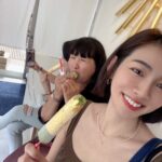 Mini Chao Instagram – 我剛剛打給黃玲玲小姐～😎😎😎

米米：媽媽 今天是我生日 生日快樂 🎂
黃小姐：好啦！你自己過啊！我烤箱的餅要焦了。 （下一秒～我就被掛電話）

壽星被掛電話是正常的嗎？哈囉！～我剛剛是打錯電話嗎？～🥹🥹🥹

謝謝黃玲玲小姐，你把我生的又美又漂亮又懂事又善良⋯  #很幽默的黃小姐🤣🤣🤣