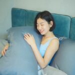 Mini Chao Instagram – 平常我喜歡在床上慵懶地看書，放空心情💛
床這件事情對我來說非常的重要❗️除了要有好的床墊之外，床單的材質也很重要，我跟寢具接觸的時間也特別長，在體驗許多材質之後，才發現天絲能讓我享受裸睡的自由感，就像是親近大自然一般，無拘無束，可以完全放鬆~

黑寶和錢錢也是超懂享受超級喜歡的💕天絲材質是我第一個選擇～接觸皮膚的輕滑感沒有任何的厚重，很適合生活壓力大或者是不容易睡眠、想要徹底放鬆的朋友們來感受🥰🥰🥰

最近換上了「安庭家居」的60支天絲100%萊賽爾纖維寢具，有多好睡呢？
天絲萊賽爾纖維具有卓越的濕氣調節能力，讓每一次的睡眠都舒適乾爽，而且天絲最吸引人的特點是細膩柔滑，如果你想感受超越擁抱的親膚感，真的推薦來體驗天絲帶來的裸睡感✨

更令人驚喜的是，安庭家居以素色寢具為主軸，提供豐富的顏色選擇🎨
床包、被套、枕套等都能分開挑選，簡單來說，有上萬種色彩組合可以自由搭配，
每種顏色均對應一個Pantone色號，使臥室裝潢搭配更為輕鬆方便🫶
60支天絲更是擁有市面上最多的51種顏色，
其中包括經典色系、超人氣奶茶色系、莫蘭迪色系等。
不擅長搭配也沒關係，官網超貼心的推出了搭配建議和雙色配，也提供「 線上床寢配色師 」諮詢服務~
另外大家很在意的，畢竟是每天貼身接觸的生活用品~~~安庭家居天絲產品皆有奧地利蘭精公司的雙向聯名吊卡及通過SGS認證，睡起來更安心~

如果你喜歡睡眠儀式感，想找尋更好的睡眠，「AnD HOUSE 安庭家居」會是你的最佳選擇💗
睡眠是每天都要面對的狀態與問題，為了讓每個朋友都能迅速享受到優質睡眠💤
他們提供快速出貨，也能用宅配跟超取收貨📦
是不是超級棒的阿😍👍

現在到 『 素色寢具第一品牌 AnD HOUSE 安庭家居 』，搭配自己喜歡的床包配色吧~
https://andbed.tw/素色寢具自由搭配

💌官網限定米可白粉絲專屬信息：
•  3/13~3/27好朋友抽獎囉🎁
在此貼文下@一位好友並留言你喜歡的顏色，就有機會獲得以下獎項
60支天絲自由搭配寢具共1組
40支天絲四季薄被共10入

•  3/13~3/20特別滿額禮💝
限定時間內滿499元並輸入折扣碼【米可白好朋友】
送200織純棉衛生紙掛袋1入(數量有限，送完即止)