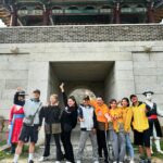 Mini Chao Instagram - 等了9年的 #綜藝玩很大 去釜山5天，我一休息就是呈現這個狀態～我骨頭都要散了。 我之前就有「頸椎退化脖子骨刺」 「腰椎也有退化」～ 「心臟瓣膜脫垂」還有「暈眩症 」 「熱尋麻疹 」～所以一直不敢參與外景節目就怕自己身體撐不下去 表現不好⋯⋯很謝謝我家最美經紀人 #Lulu 怕我日子過得太安逸幸福胖 幫我接了這個通告跑跑跳跳 操練一下。 這幾天錄影下來真的好感動，好幾次都紅了眼眶～ 一起努力一次衝刺的感覺真好。 我知道我還不夠好 但 #綜藝玩很大 #紅隊 #黃隊 讓我看到原來我是能突破自己 我有無限的可能🩵🤍🩵🤍 謝謝你們的照顧，沒拍戲的日子裡 還上綜藝節目 跑跑外景 真的很幸福～謝謝觀眾需要我 ⋯謝謝製作單位給我滿滿的機會。 謝謝 #Lulu 下週還幫我接了實境節目，我再這樣操下去～我真的可以報名鐵人三項 ，我現在全身好結實～ 腿壯壯的 屁股翹翹的 連下顎線都出來打招呼🙋‍♀️ @mr.player.tw