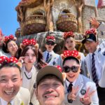 Mini Chao Instagram - 等了9年的 #綜藝玩很大 去釜山5天，我一休息就是呈現這個狀態～我骨頭都要散了。 我之前就有「頸椎退化脖子骨刺」 「腰椎也有退化」～ 「心臟瓣膜脫垂」還有「暈眩症 」 「熱尋麻疹 」～所以一直不敢參與外景節目就怕自己身體撐不下去 表現不好⋯⋯很謝謝我家最美經紀人 #Lulu 怕我日子過得太安逸幸福胖 幫我接了這個通告跑跑跳跳 操練一下。 這幾天錄影下來真的好感動，好幾次都紅了眼眶～ 一起努力一次衝刺的感覺真好。 我知道我還不夠好 但 #綜藝玩很大 #紅隊 #黃隊 讓我看到原來我是能突破自己 我有無限的可能🩵🤍🩵🤍 謝謝你們的照顧，沒拍戲的日子裡 還上綜藝節目 跑跑外景 真的很幸福～謝謝觀眾需要我 ⋯謝謝製作單位給我滿滿的機會。 謝謝 #Lulu 下週還幫我接了實境節目，我再這樣操下去～我真的可以報名鐵人三項 ，我現在全身好結實～ 腿壯壯的 屁股翹翹的 連下顎線都出來打招呼🙋‍♀️ @mr.player.tw