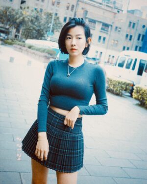 Mini Chao Instagram - 不聽 不看 不語～🫧
我喜歡短暫的平靜～🫧

最美經紀人斜槓攝影： @lu_0227 
裙子 @mando_shop