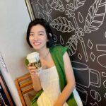 Mini Chao Instagram - 這2個月戲劇的部分突然空班好久，本來有點慌～換個念頭想 也許是老天想讓我放鬆充實自己⋯ 安排了家庭旅遊，還上了好多節目 出了好多外景⋯接一些業配跟代言 看了好多部舞台劇🩵🤍🩵 生活變得更加充實，慢慢覺得只要是有實力的人，不管在什麼領域 你都能發光發亮⋯🩵🤍🩵 好久沒上綜藝節目 謝謝觀眾朋友的喜愛，也謝謝製作單位給予的機會。人生很簡單 為在乎你的人努力⋯🤭🤭🤭 #圖文 閉上眼睛 遠離外面的紛擾 從心出發