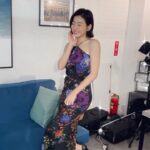 Mini Chao Instagram - 今天當氣質小姐姐～❤️ 眼睛受傷腫腫 眼下點一個痣 模糊焦點～我愛我的平肩🤔️🤔️🤔️ 淘寶洋裝 #1500元 #追分成功 #台視