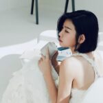 Mini Chao Instagram - 感謝每一次的學習跟成長～🤍❤️🤍 前陣子在拍 #追分成功 的時候，跟在培哥對戲～他突然跟我說： 米米 你這個小孩不簡單，我當下反應？～不解🤔🤔🤔 他說：你對戲時，不只背好自己的台詞連我的台詞都背起來還能幫我提詞 ，真的很用心。 剛開始我接觸演戲時～所做的努力就是～每一次拍完戲 我會留在現場看其他演員的表演，再加自己的內容做一些調整。 在戲劇的道路上～我遇到2位讓我很欽佩的前輩 文山哥和國賓哥，他們除了顧好自己的表演外，連對手的台詞都背下來⋯每個神情&動作&口語都很用心設計，每場戲不是只有自己好就好 每一個與你對戲的人都很重要 我當下就告訴自己我要好好學習～未來要向他們一樣厲害👍 我不是天才型演員～但我相信只要用心努力⋯你所做的付出一定能看到成果。分享給正在努力前進的朋友～希望你們都能發光發熱～帶著夢想勇往直前～🤍 @ttvdrama @vincent_iou @chiang_kuo_bin