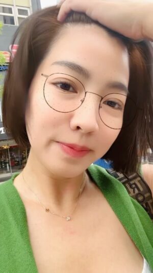 Mini Chao Instagram - 我決定去買一副眼鏡⋯😎😎😎
IG濾鏡好好玩啊！～🤍🤍🤍