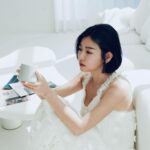 Mini Chao Instagram - 感謝每一次的學習跟成長～🤍❤️🤍 前陣子在拍 #追分成功 的時候，跟在培哥對戲～他突然跟我說： 米米 你這個小孩不簡單，我當下反應？～不解🤔🤔🤔 他說：你對戲時，不只背好自己的台詞連我的台詞都背起來還能幫我提詞 ，真的很用心。 剛開始我接觸演戲時～所做的努力就是～每一次拍完戲 我會留在現場看其他演員的表演，再加自己的內容做一些調整。 在戲劇的道路上～我遇到2位讓我很欽佩的前輩 文山哥和國賓哥，他們除了顧好自己的表演外，連對手的台詞都背下來⋯每個神情&動作&口語都很用心設計，每場戲不是只有自己好就好 每一個與你對戲的人都很重要 我當下就告訴自己我要好好學習～未來要向他們一樣厲害👍 我不是天才型演員～但我相信只要用心努力⋯你所做的付出一定能看到成果。分享給正在努力前進的朋友～希望你們都能發光發熱～帶著夢想勇往直前～🤍 @ttvdrama @vincent_iou @chiang_kuo_bin