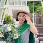 Mini Chao Instagram - 在教堂拍照 應該是很唯美的 ⛪️ 我怎麼拍的 很像要去採茶的姑娘😝 #我愛圓滾滾的臉 #甜甜的真好 #喜歡這張照片 謝謝麗音姐的拍攝🫶🏻 草帽 @sunnyrush_handmade