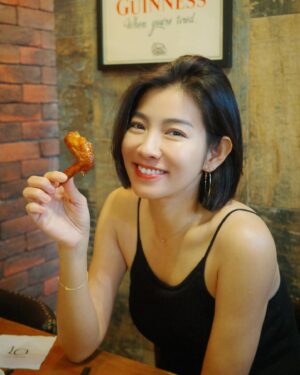 Mini Chao Instagram - 昨天站在體重計上面～臉都綠了🥹
58.4公斤很厲害～ 什麼模樣 我都喜歡

只是褲子比較緊～🥲🥲🥲
內衣比較緊～🥲🥲🥲

現在這個年紀～簡單就好💎