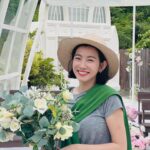 Mini Chao Instagram - 在教堂拍照 應該是很唯美的 ⛪️ 我怎麼拍的 很像要去採茶的姑娘😝 #我愛圓滾滾的臉 #甜甜的真好 #喜歡這張照片 謝謝麗音姐的拍攝🫶🏻 草帽 @sunnyrush_handmade