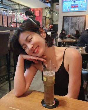 Mini Chao Instagram - 昨天站在體重計上面～臉都綠了🥹
58.4公斤很厲害～ 什麼模樣 我都喜歡

只是褲子比較緊～🥲🥲🥲
內衣比較緊～🥲🥲🥲

現在這個年紀～簡單就好💎