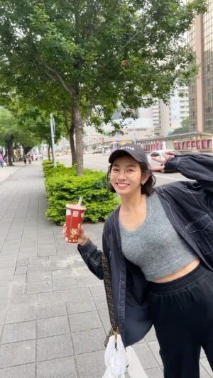Mini Chao Instagram - 原諒我最近肉肉的～🥩
等我開始拍戲 我再來減肥
今天超開心 真的很開心🩵

最近需要看劇 為下一個演出全力衝刺

#繼續努力 #繼續閃耀
#我是一名演員  #熱忱

麻煩我家 可愛的經紀人 LuLu 不要追殺我的公斤數🤣🤣🤣