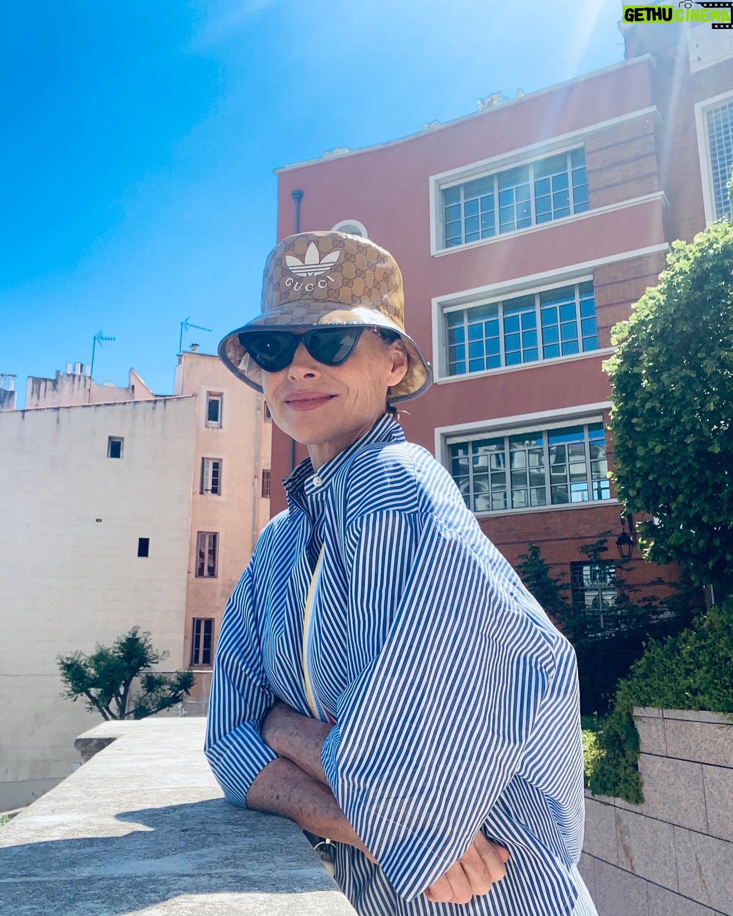 Minnie Driver Instagram - @frenchconnection en #france . C’est cool. Also, I only brought one hat.