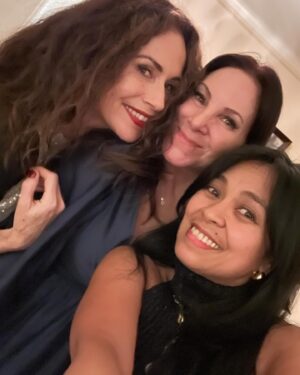 Minnie Driver Instagram - #christmas eve with a selection of beloveds. What a blinking JOY…And wearing what has now become known as my 💘💫dopamine coat 💘💫 @miramikati @iknowbrianawitan @rockyallegra @melissasmithiam @jesvnew @allyvalenti * Bill   my Hen 💫🎄💫